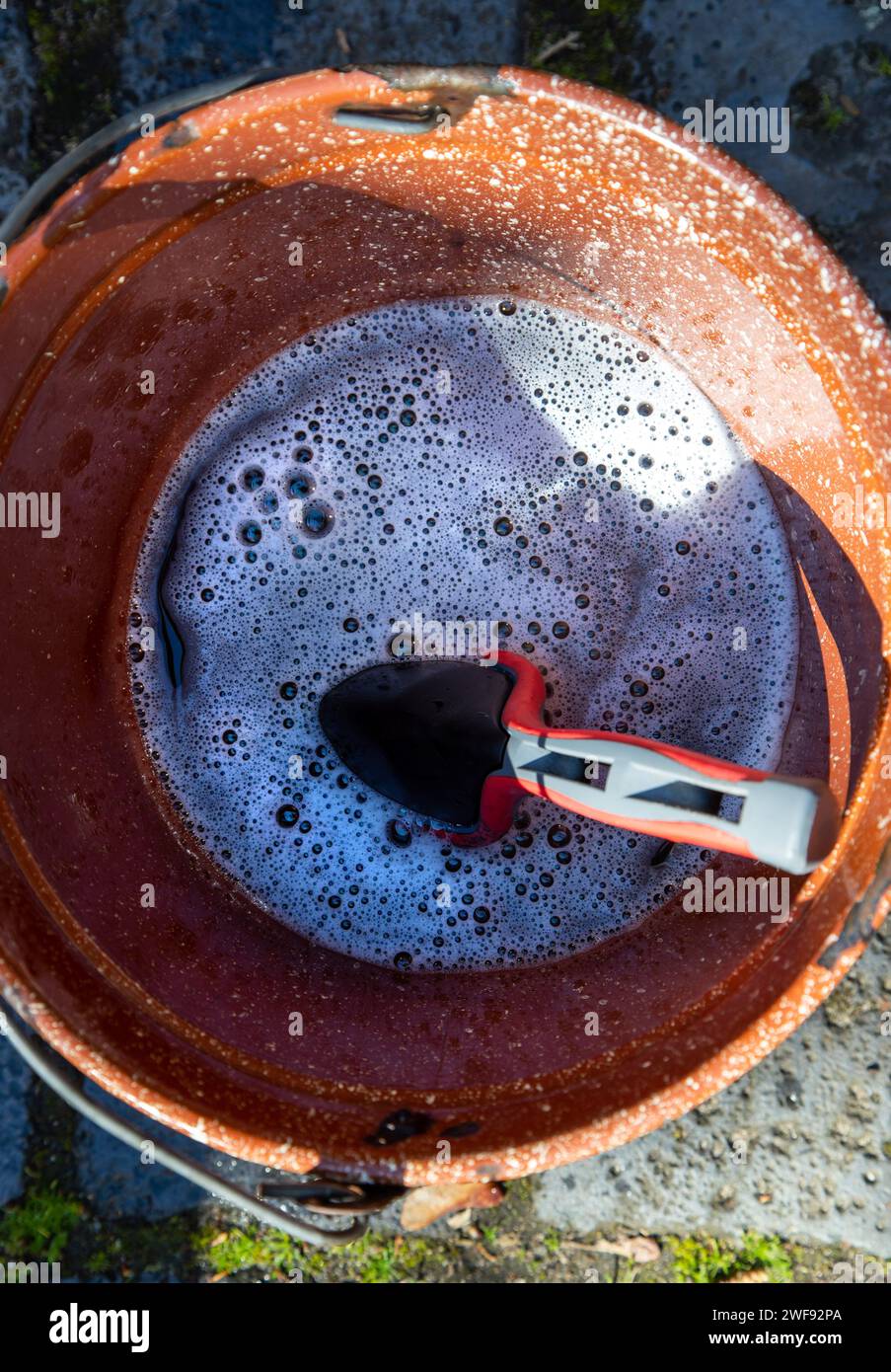 Eimer mit Wasser und Schaum von Oben Stock Photo