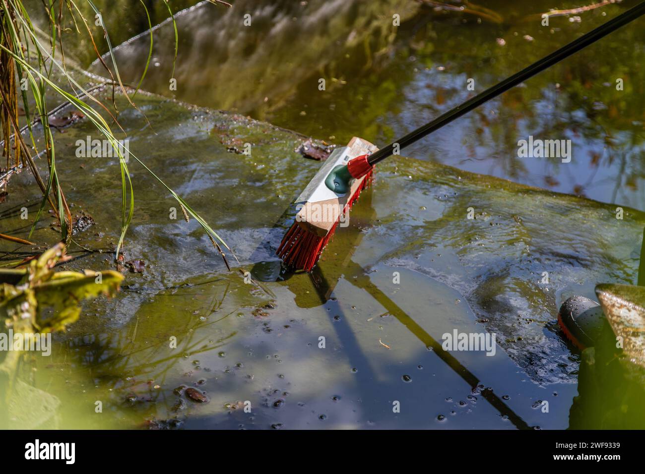 Mit einem besen reinigen hires stock photography and images Alamy