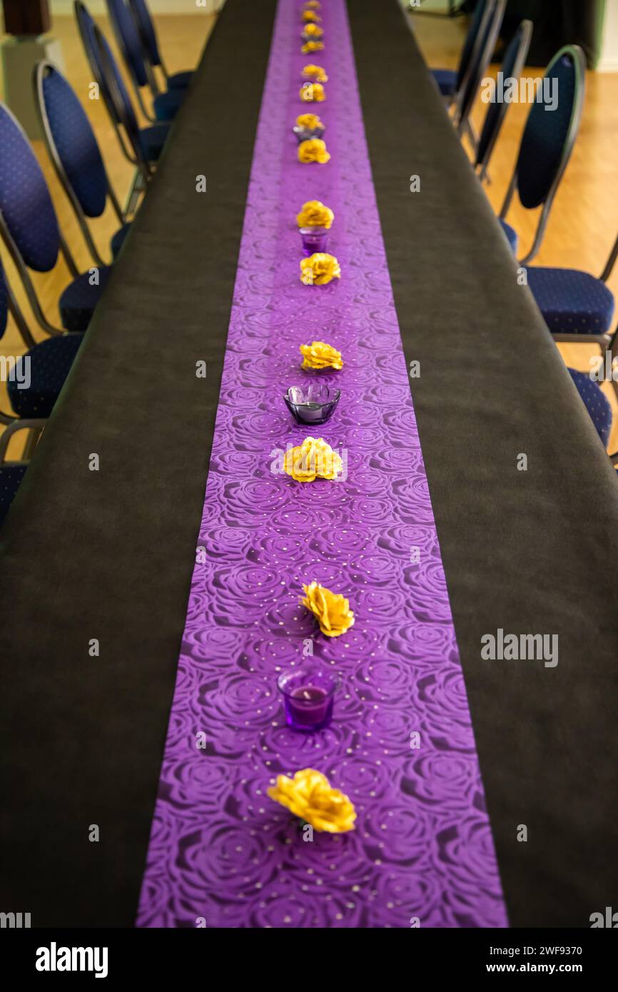 Tisch mit Tischdecke geschmückt bei einer Feier Stock Photo