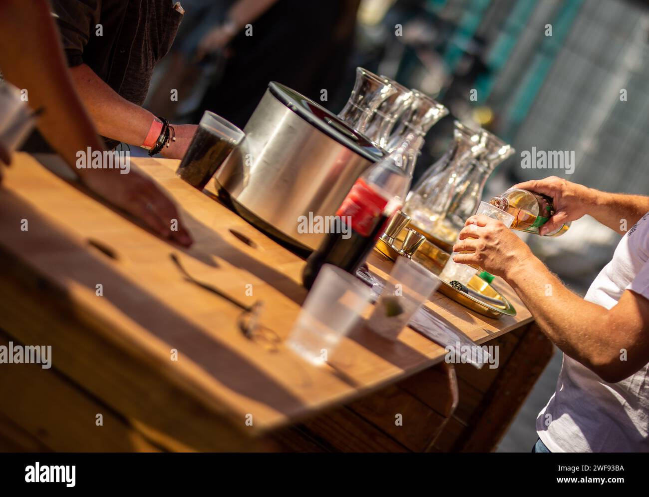 Drinks und Getränke auf einer Party aubfüllen Stock Photo