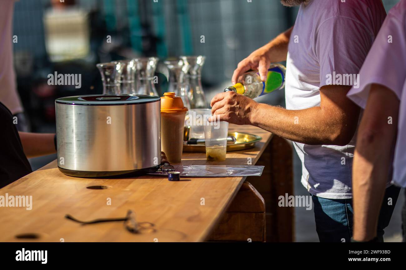 Drinks und Getränke auf einer Party aubfüllen Stock Photo