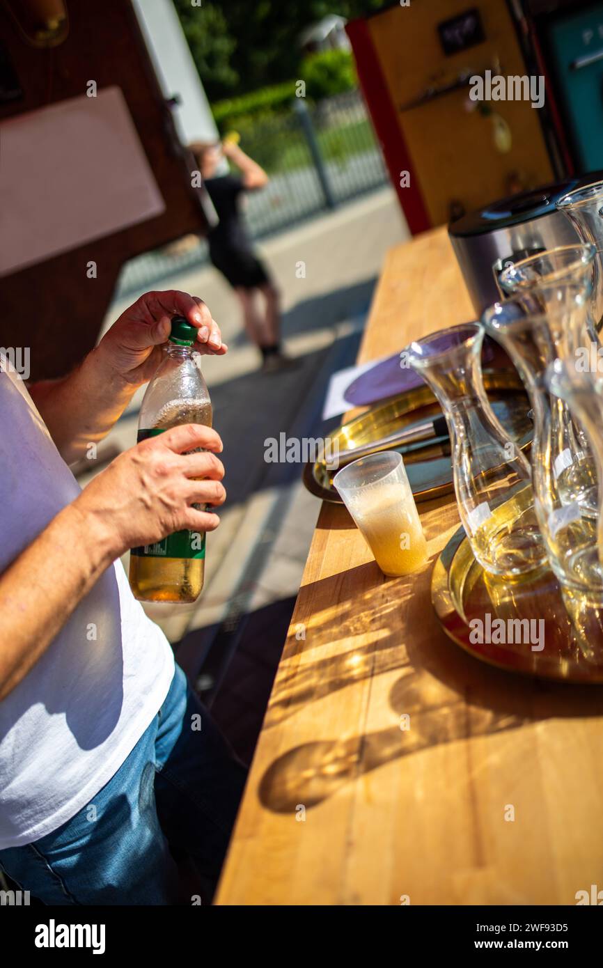 Drinks und Getränke auf einer Party aubfüllen Stock Photo