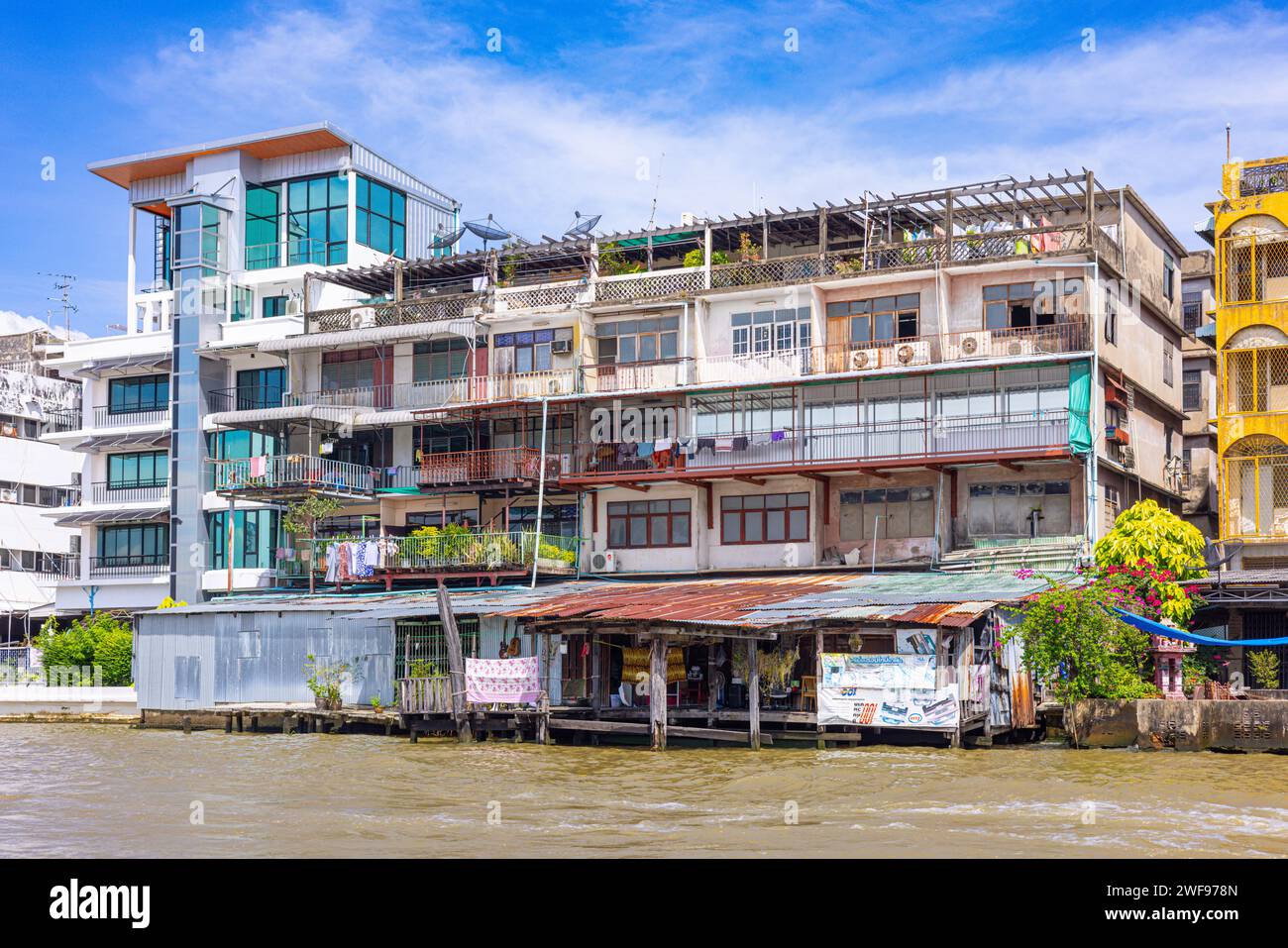 Large building stands river hi-res stock photography and images - Alamy