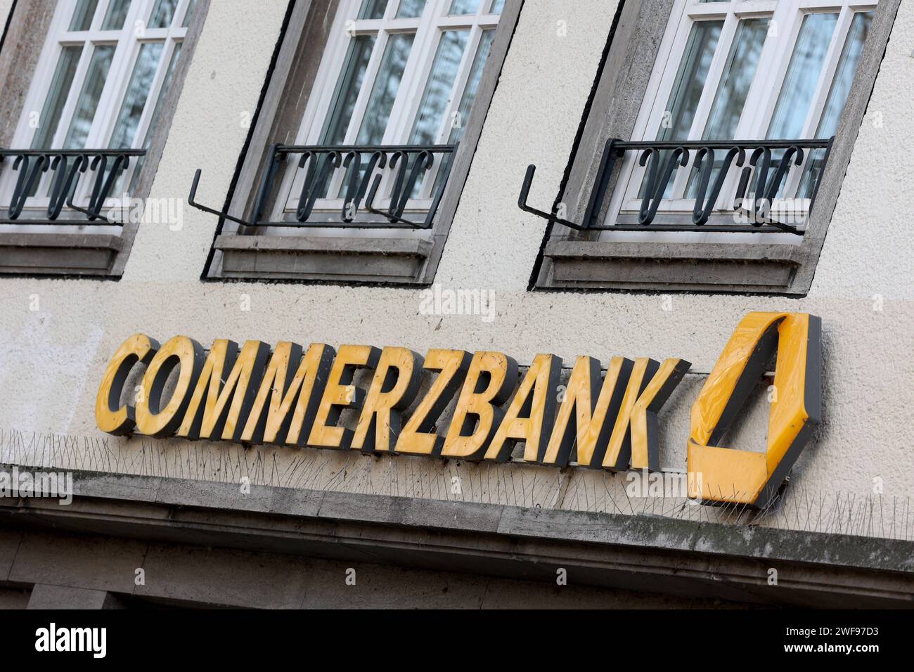 Logo und Schriftzug der Commerzbank an der Filiale in der Siegener Innenstadt Commerzbank am 29.