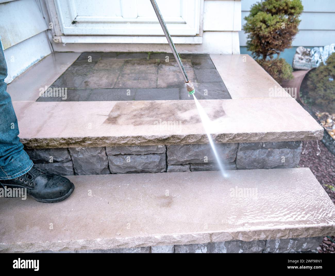 Cleaning vinyl siding hires stock photography and images Alamy