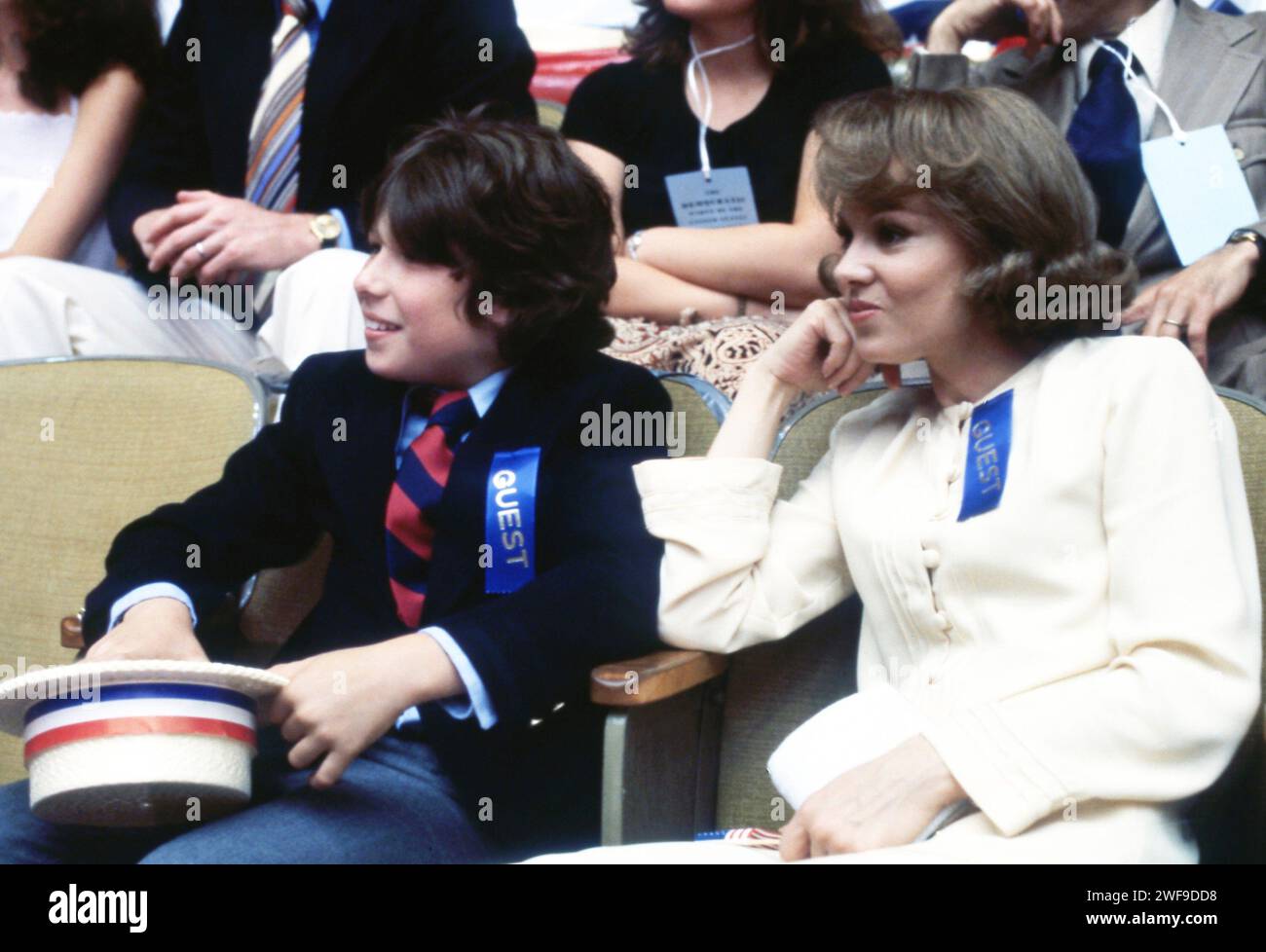 Adam Ross and Barbara Harris on set of the movie THE SEDUCTION OF JOE TYNAN, 1979. Photo: Oscar Abolafia/Everett Collection (barbaraharris002) Stock Photo