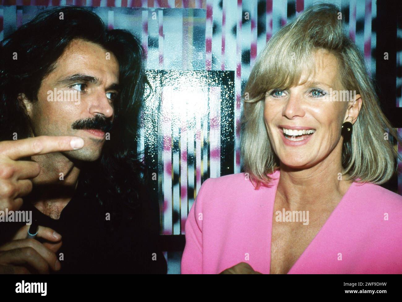 Yanni and Linda Evans at celebrity event, New York 1991. Photo: Oscar Abolafia/Everett Collection (lindaevans016) Stock Photo