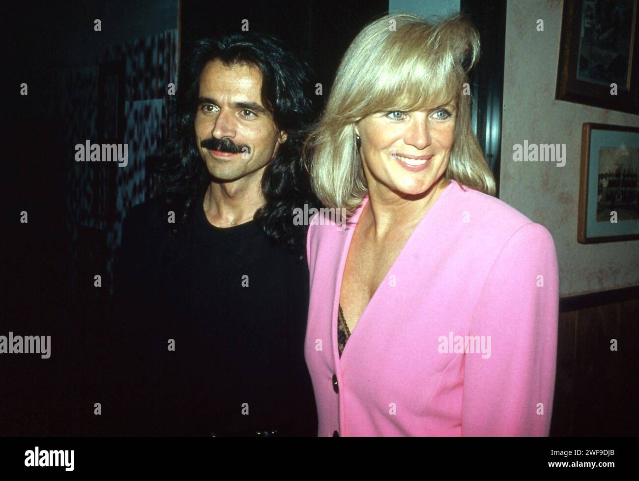 Yanni and Linda Evans at celebrity event, New York 1991. Photo: Oscar Abolafia/Everett Collection (lindaevans017) Stock Photo