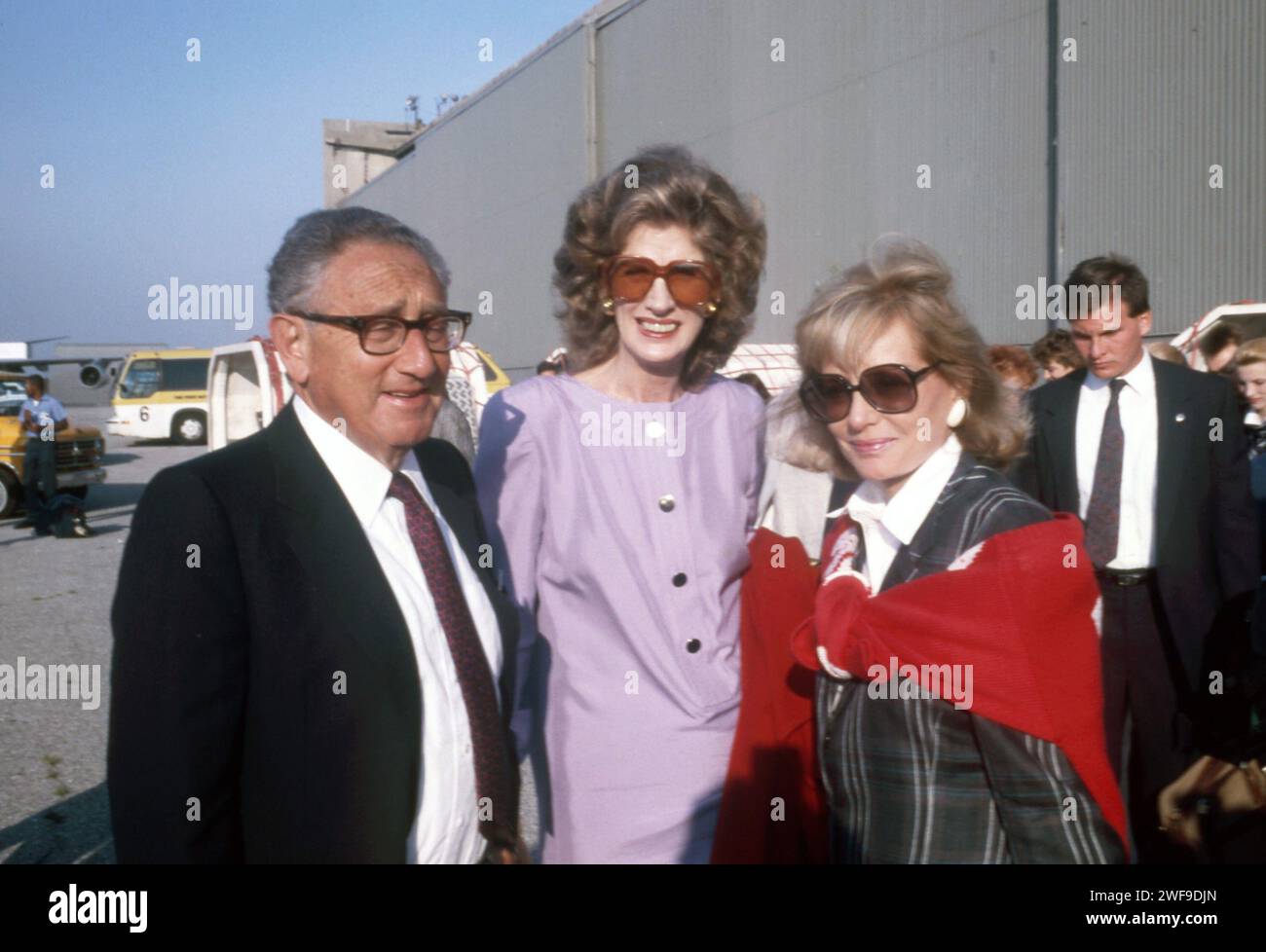 Henry Kissinger with his wife, Nancy, and Barbara Walters at Malcom Forbes' 70th Birthday party, Tangier Morroco, 1989 . Photo: Oscar Abolafia/Everett Collection (henrykissineger001) Stock Photo