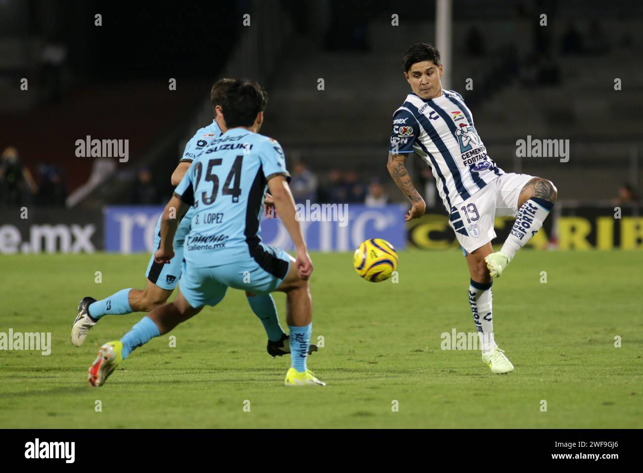 Mexico City, Mexico. 28th Jan, 2024. January 28, 2024, Mexico City, Mexico: Javier López of Pachuca (R) in action during the Closing Tournament 224 between UNAM Pumas and Pachuca Tuzos at University Olympic Stadium. January 28, 2024, Mexico City, Mexico. (Photo by Ismael Rosas/ Eyepix Group/Sipa USA) Credit: Sipa USA/Alamy Live News Stock Photo
