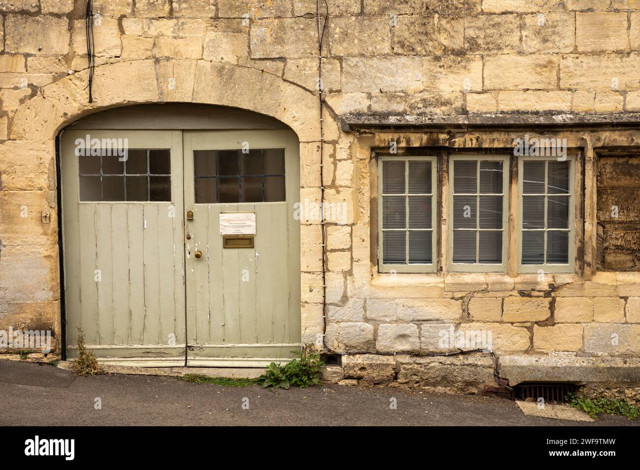 UK, England, Gloucestershire, Painswick, Bisley Street, oldest street, 14th century house with ancient donkey door Stock Photo