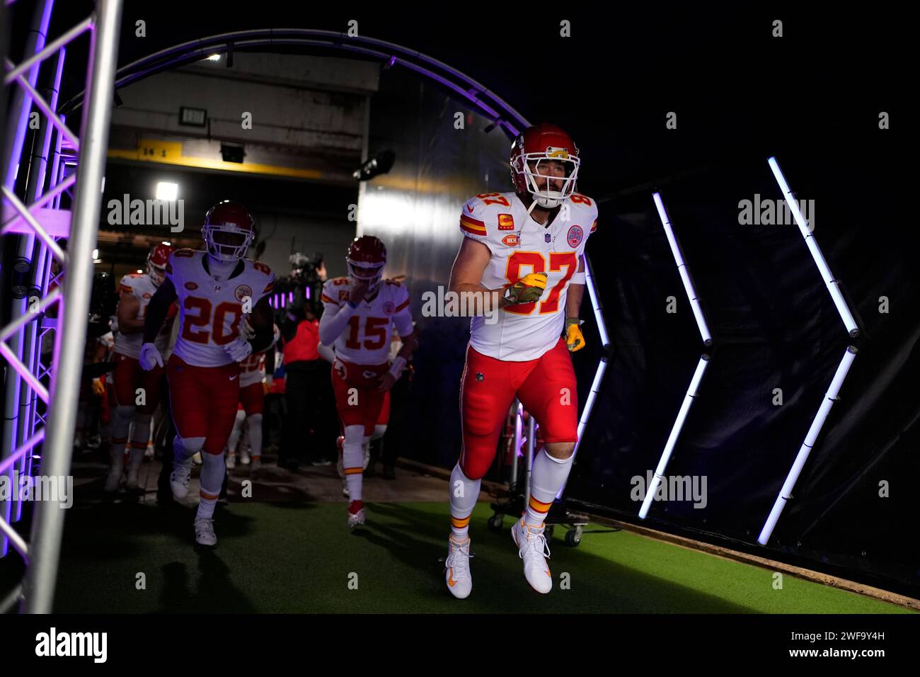 Kansas City Chiefs' Travis Kelce walks through the tunnel before an AFC(00)