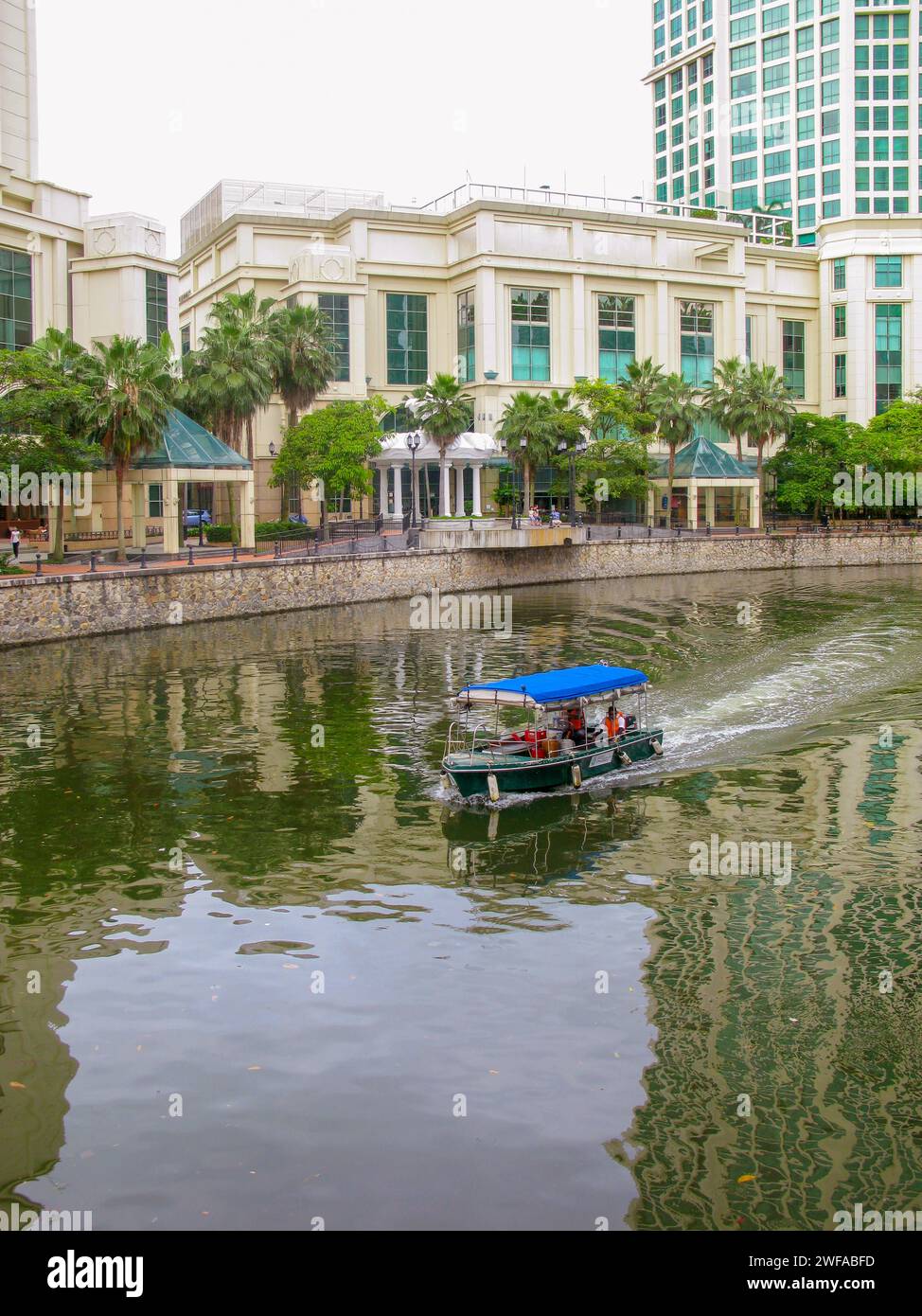 A boat near Robertson Quay on the Singapore River in Singapore Stock