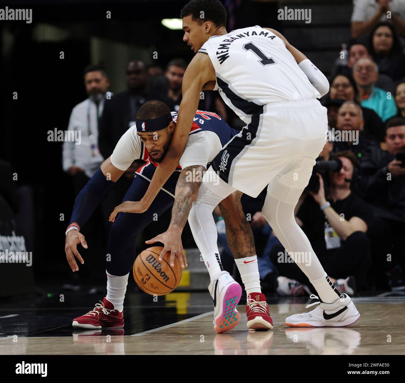 Washington Wizards center Daniel Gafford, left, competes for the ball against San Antonio Spurs