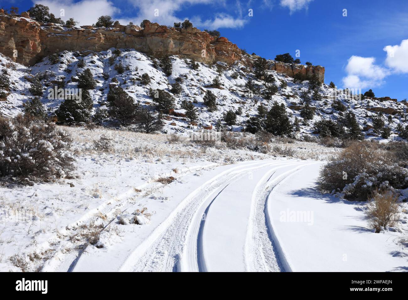 Snowy mountain trails hi-res stock photography and images - Alamy