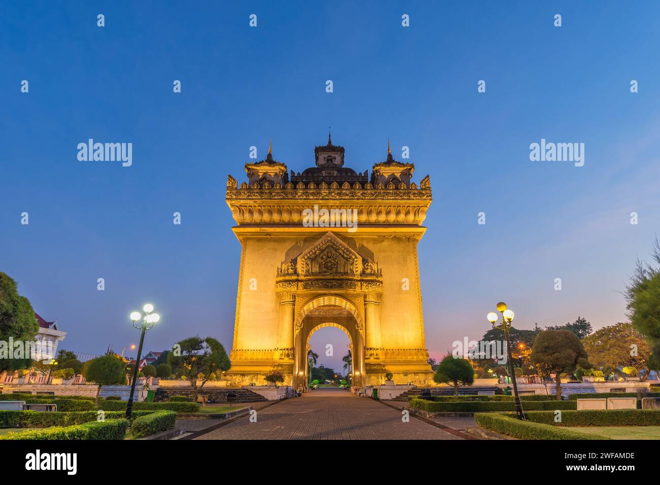 vientiane-laos-night-city-skyline-at-patuxai-patuxay-the-most-famous