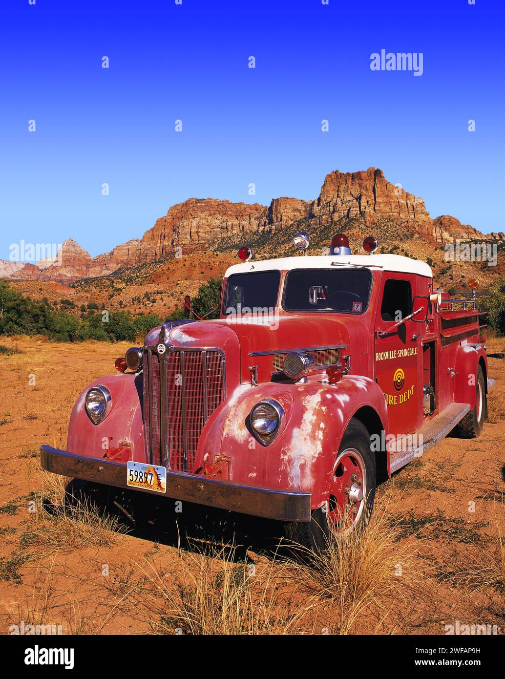 Old-style red fire engine parked on scrubland at the entrance to Zion Canyon, Utah, USA Oldtimer, Altes Feuerwehrauto im Zion Canyon, Utah, USA Stock Photo