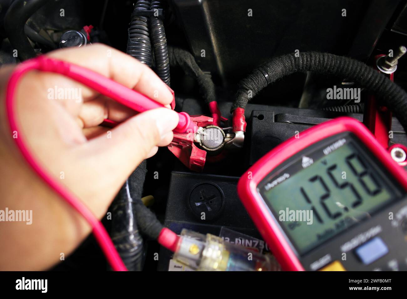 Car battery voltage testing with a digital multimeter by auto Car battery voltage testing with a digital multimeter by auto