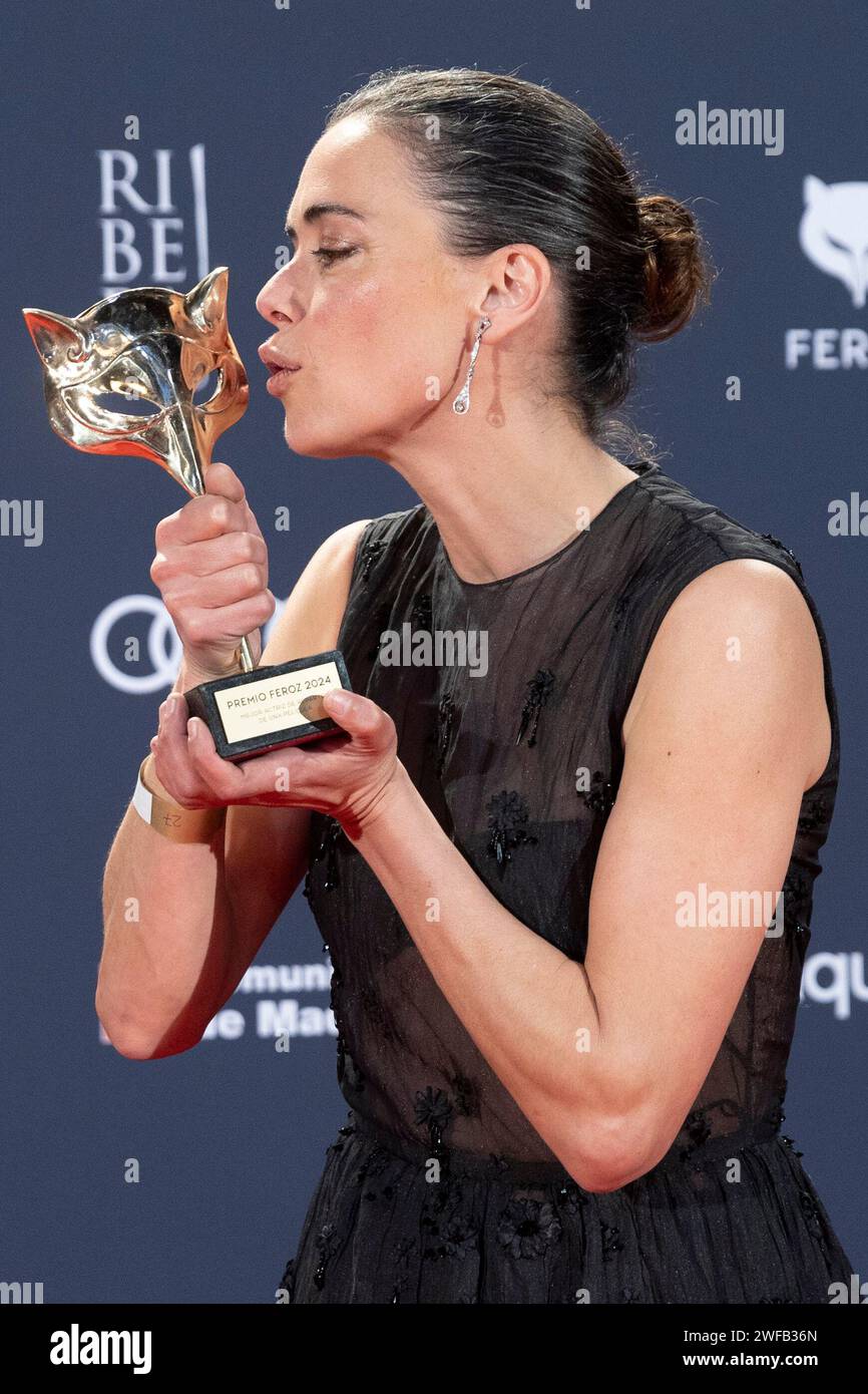 Madrid, Spain. 26th Jan, 2024. Patricia López Arnaiz winner of the Best Supporting Actress in a Motion Picture for '20.000 especies de abejas, poses in the press room during Feroz Awards 2024 at Palacio Vistalegre Arena in Madrid. Credit: SOPA Images Limited/Alamy Live News Stock Photo