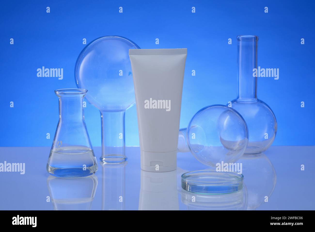 An empty label tube placed in the middle, petri dish, erlenmeyer flask