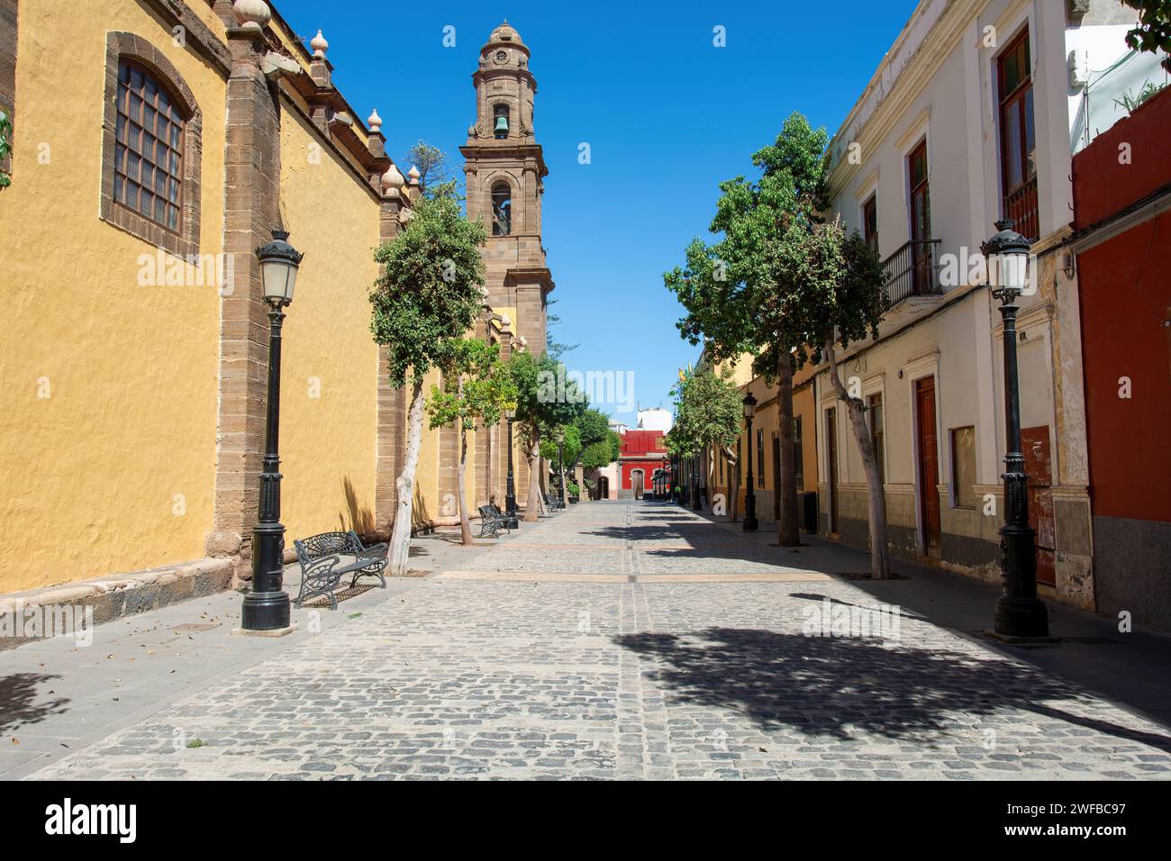 A street with houses in the old town of Galdar, with a view of the old church of Santiago de los Caballeros, on the Canary Island of Gran Canaria in S Stock Photo
