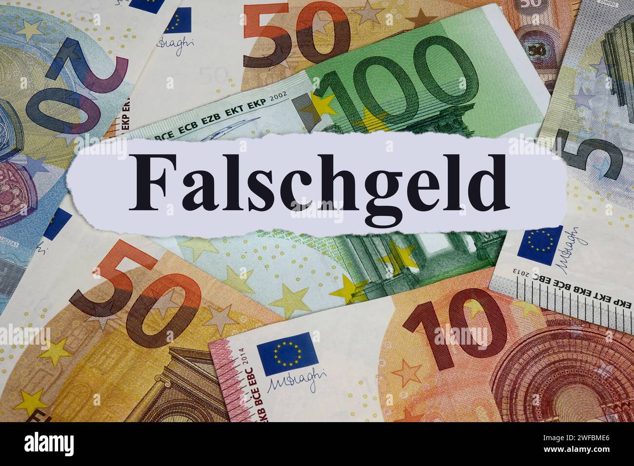 Geldscheine und Falschgeld Geldscheine und Falschgeld, 30.01.2024, Borkwalde, Brandenburg, Auf Geldscheinen liegt der Schriftzug Falschgeld. *** Banknotes and counterfeit money Banknotes and counterfeit money, 30 01 2024, Borkwalde, Brandenburg, Counterfeit money is written on banknotes Stock Photo