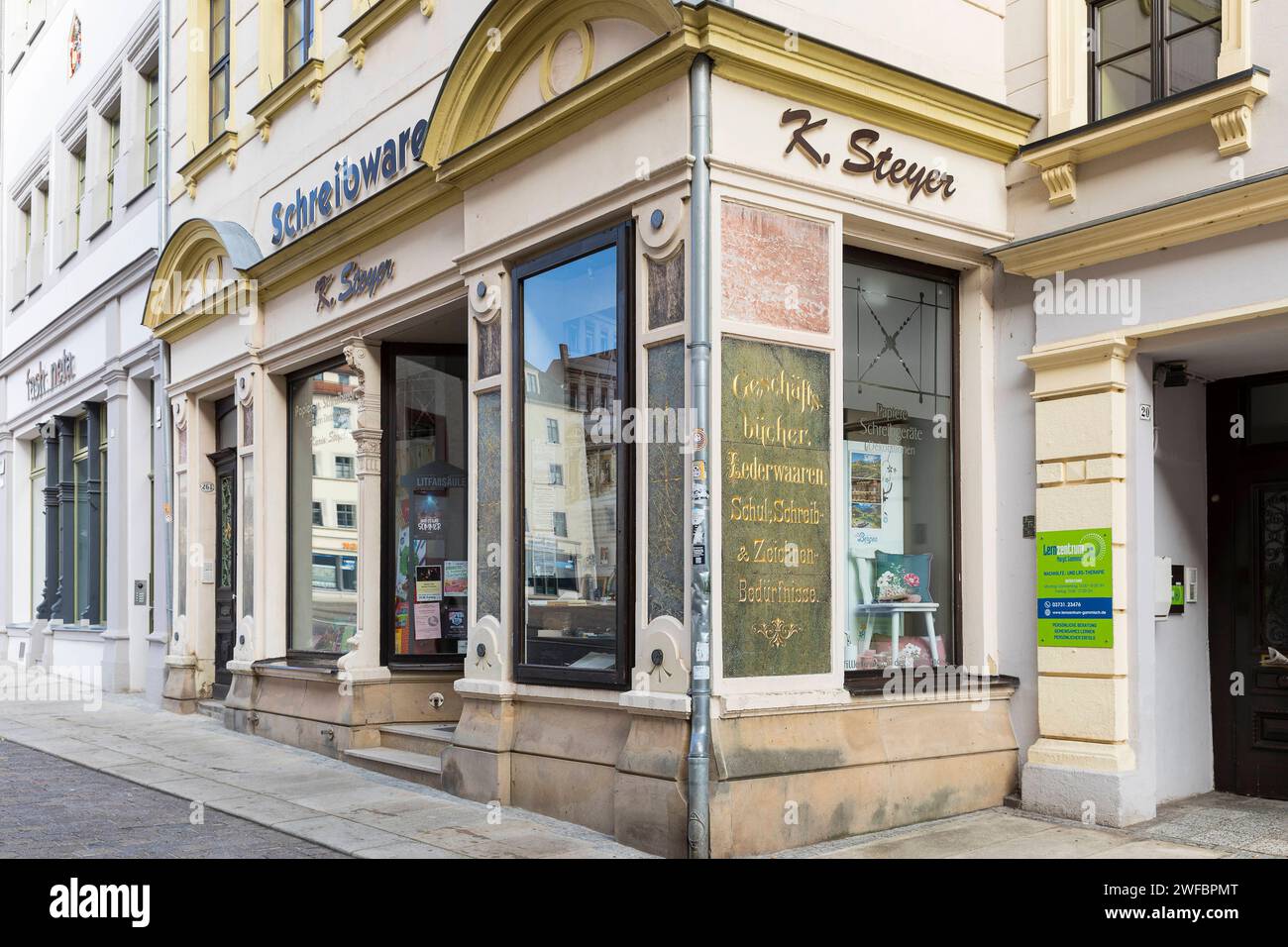 historische Fassade von einem Schreibwarengeschäft am Obermarkt, Freiberg, Sachsen, Deutschland *** historic facade of a stationery store on the Oberm Stock Photo