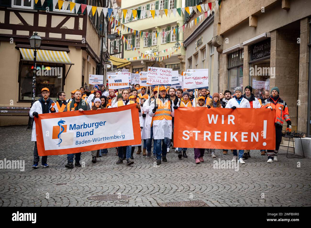 Tuebingen, Warnstreik der Aerztegewerkschaft Marburger Bund, 30.01.2024 GER, Demozug mit
