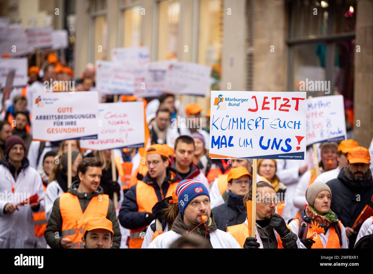 Tuebingen, Warnstreik der Aerztegewerkschaft Marburger Bund, 30.01.2024 GER, Demozug mit