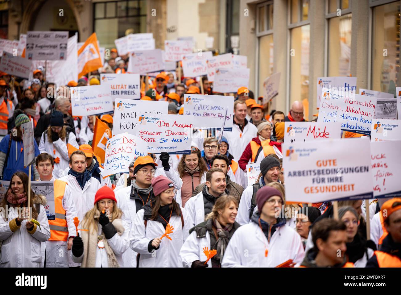 Tuebingen, Warnstreik der Aerztegewerkschaft Marburger Bund, 30.01.2024 GER, Demozug mit