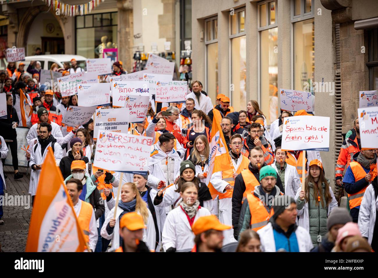 Tuebingen, Warnstreik der Aerztegewerkschaft Marburger Bund, 30.01.2024 GER, Demozug mit
