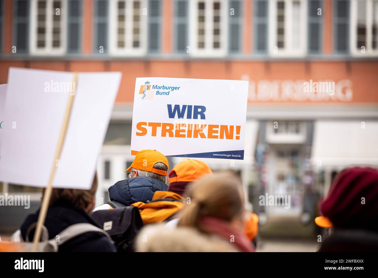 Tuebingen, Warnstreik der Aerztegewerkschaft Marburger Bund, 30.01.2024 GER, Demozug mit