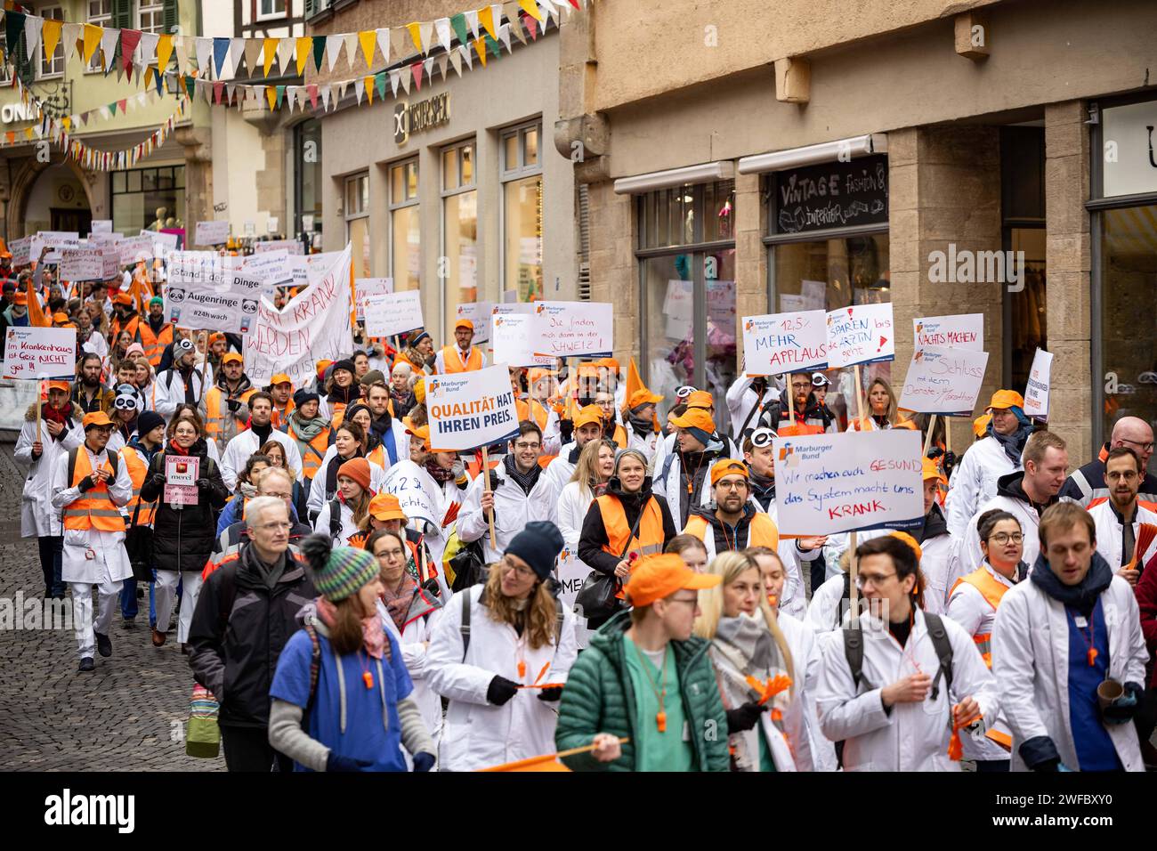 Tuebingen, Warnstreik der Aerztegewerkschaft Marburger Bund, 30.01.2024 GER, Demozug mit