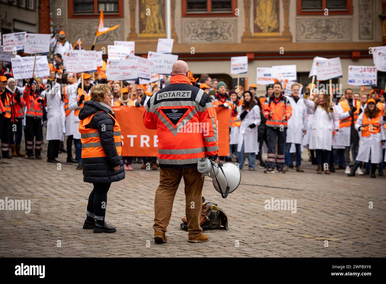 Tuebingen, Warnstreik der Aerztegewerkschaft Marburger Bund, 30.01.2024 GER, Demozug mit