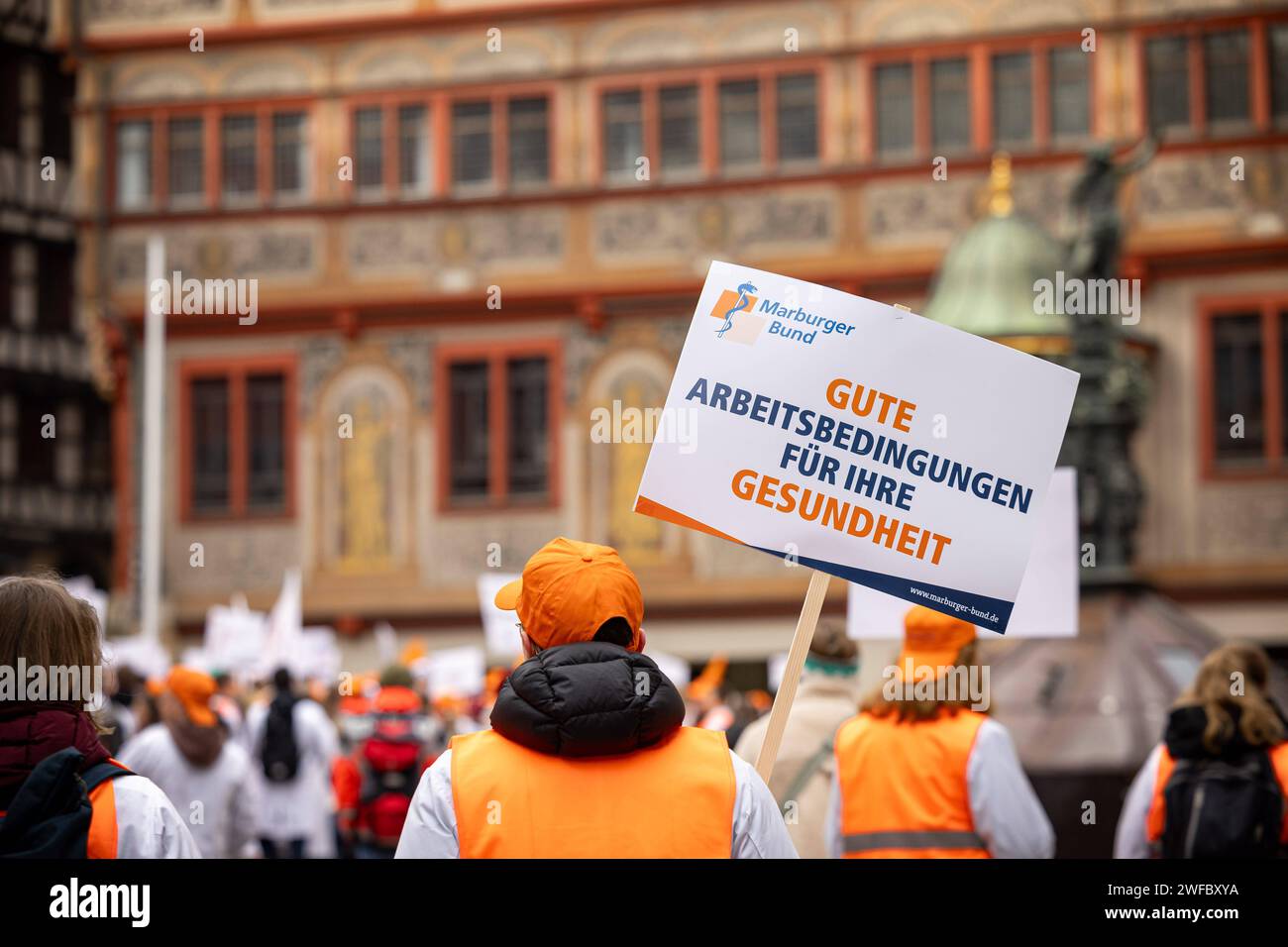 Tuebingen, Warnstreik der Aerztegewerkschaft Marburger Bund, 30.01.2024 GER, Demozug mit