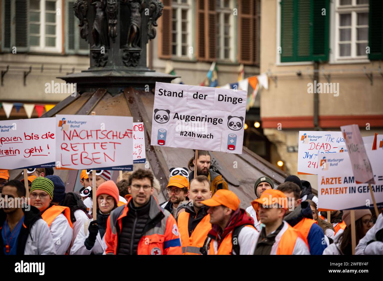 Tuebingen, Warnstreik der Aerztegewerkschaft Marburger Bund, 30.01.2024 GER, Demozug mit