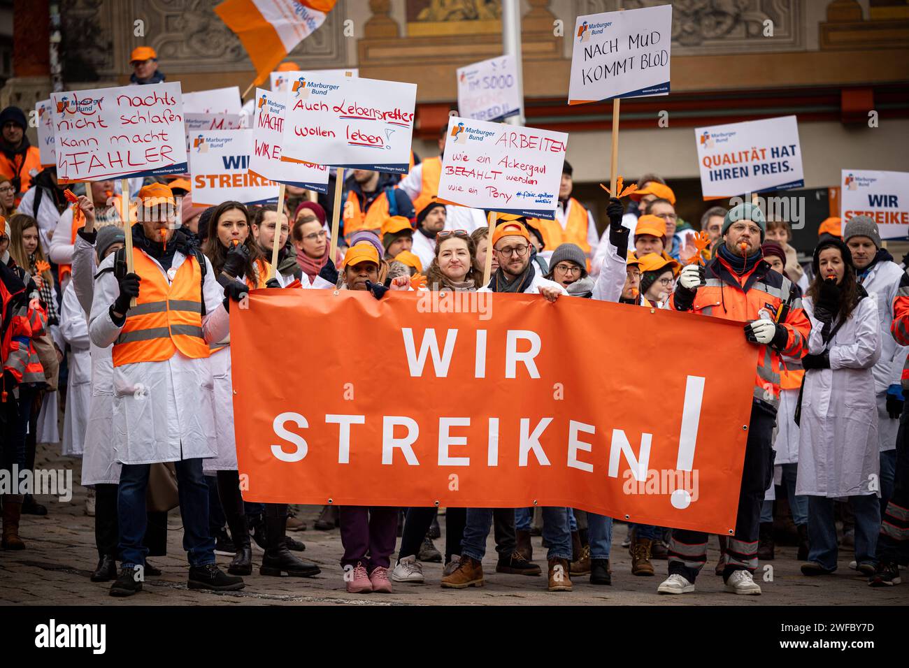 Tuebingen, Warnstreik der Aerztegewerkschaft Marburger Bund, 30.01.2024 GER, Demozug mit