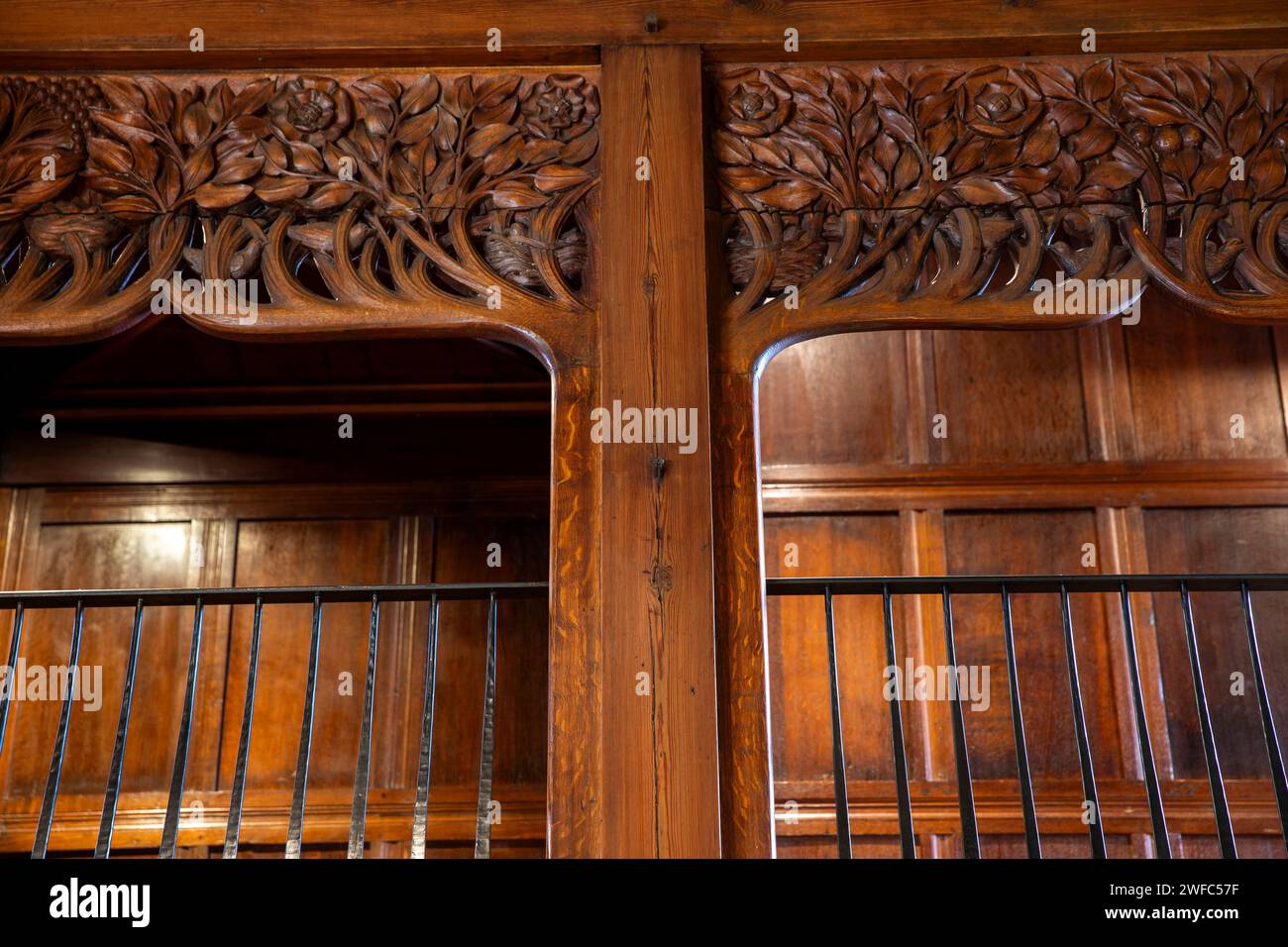 UK, Cumbria, Bowness on Windermere, Blackwell, Arts and Crafts House, Main Hall, Baillie Scott carved tree bannister Stock Photo