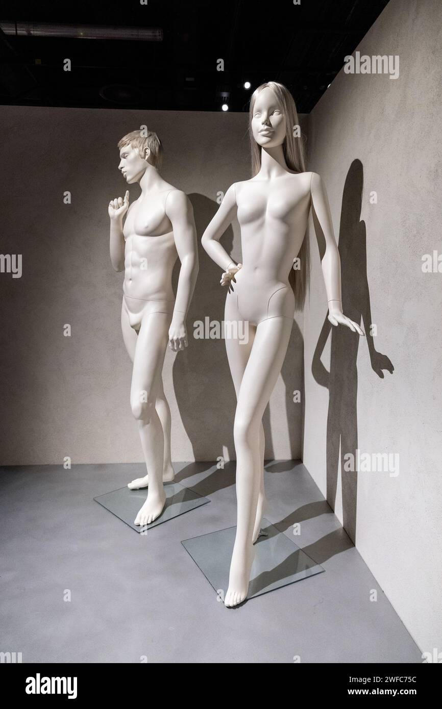 Lifesize Barbie and Oriol mannequins by Adel Rootstein (2009), The Cult of Beauty exhibition, Wellcome Collection, London, England Stock Photo