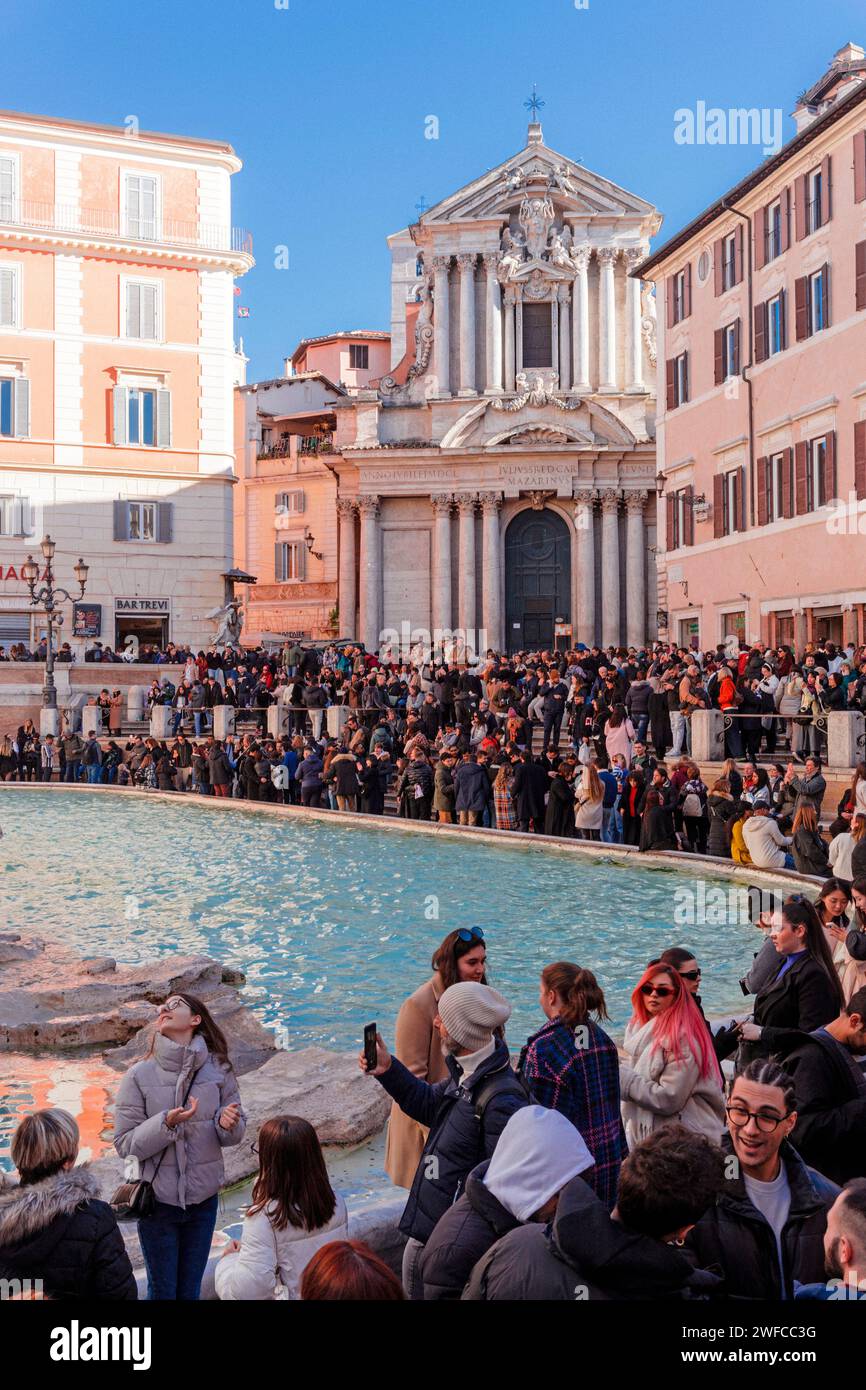 Fontana di trevi crowds hi-res stock photography and images - Alamy