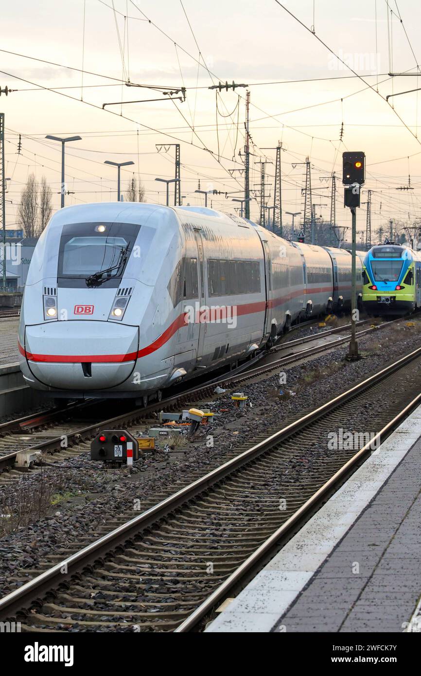 Eisenbahnverkehr am Bahnhof Rheine. Intercity Express Zug ICE ICE4 der ...