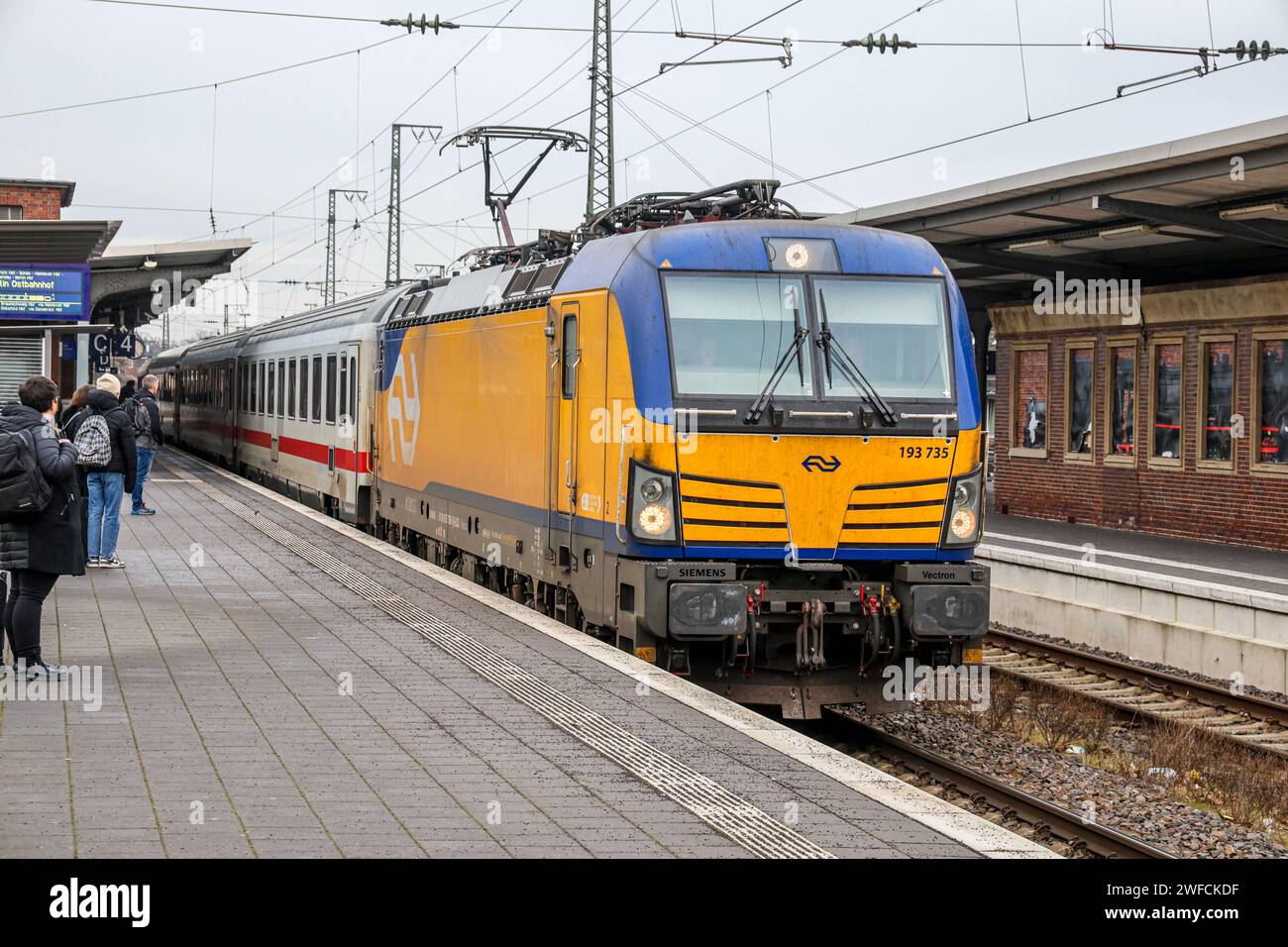 Eisenbahnverkehr - Bahnhof Rheine - Einfahrt des Intercity Zug nach ...