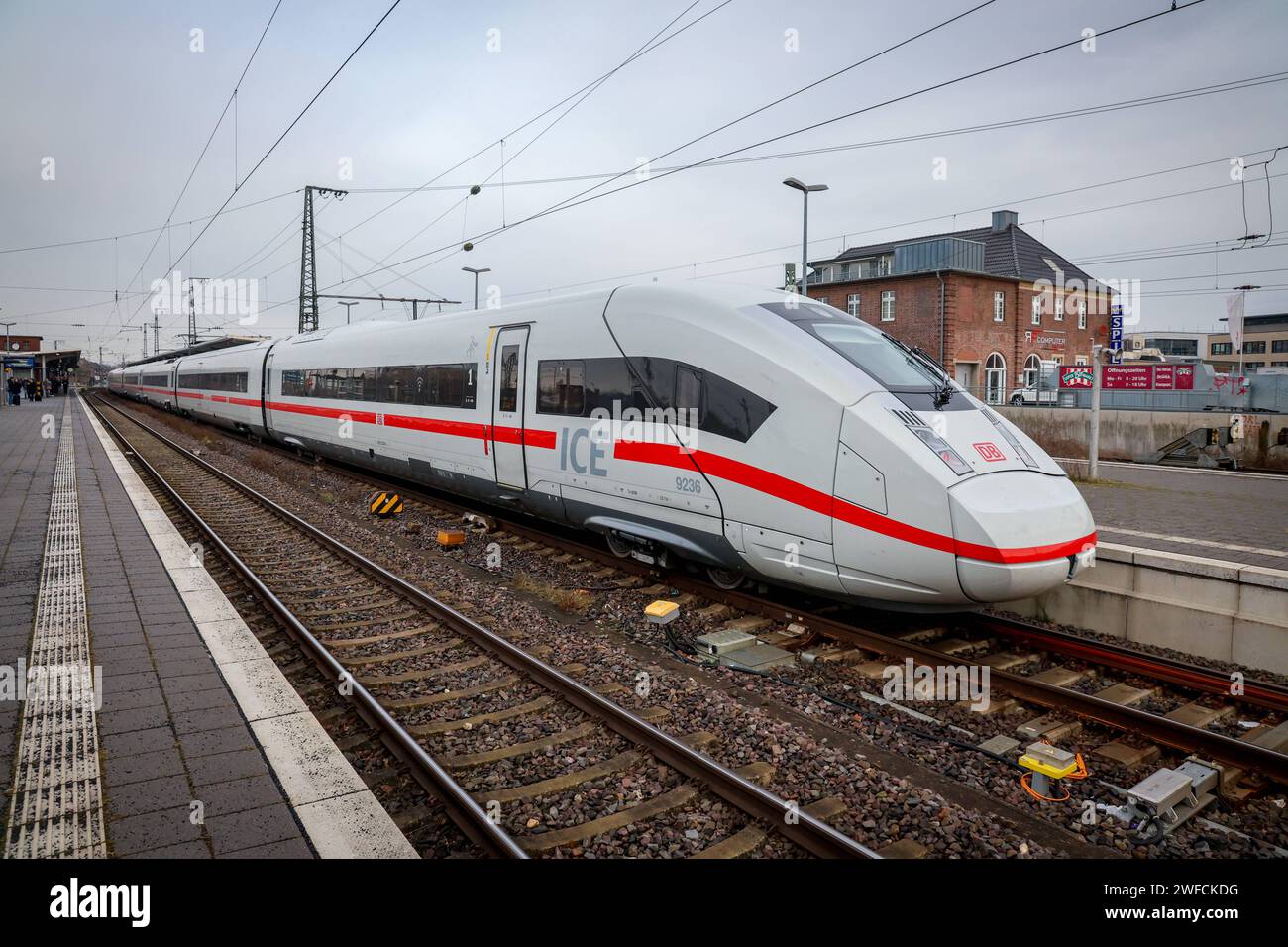 Eisenbahnverkehr am Bahnhof Rheine. Intercity Express Zug ICE ICE4 der ...