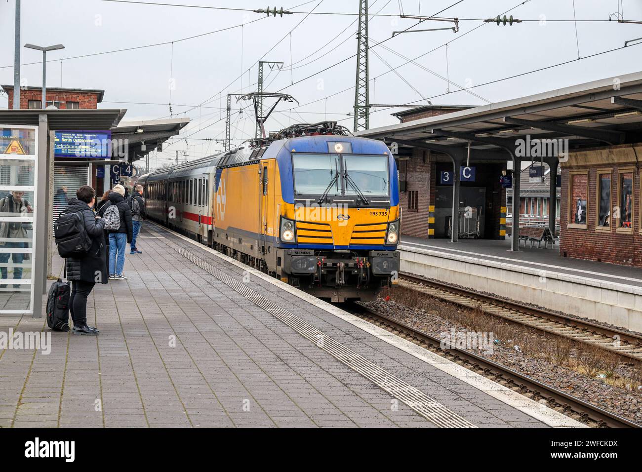 Eisenbahnverkehr - Bahnhof Rheine - Einfahrt des Intercity Zug nach ...
