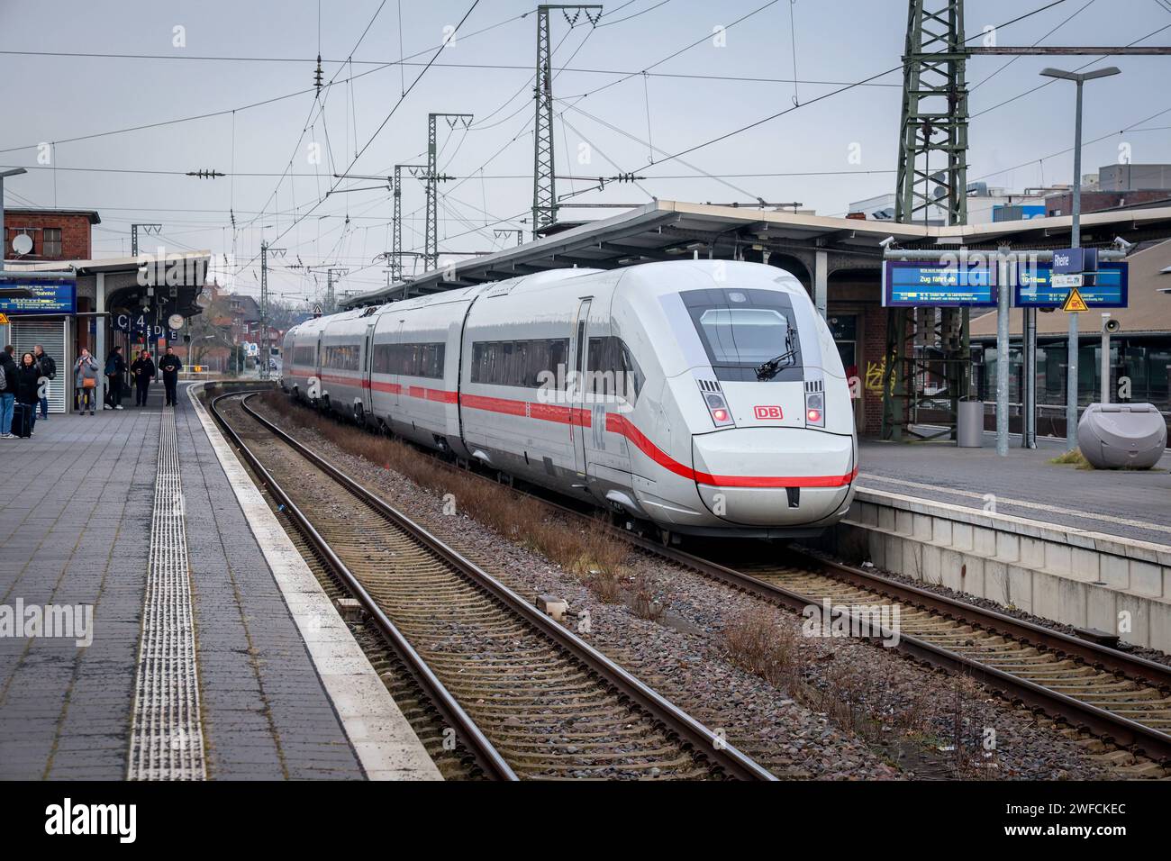 Eisenbahnverkehr am Bahnhof Rheine. Intercity Express Zug ICE ICE4 der ...