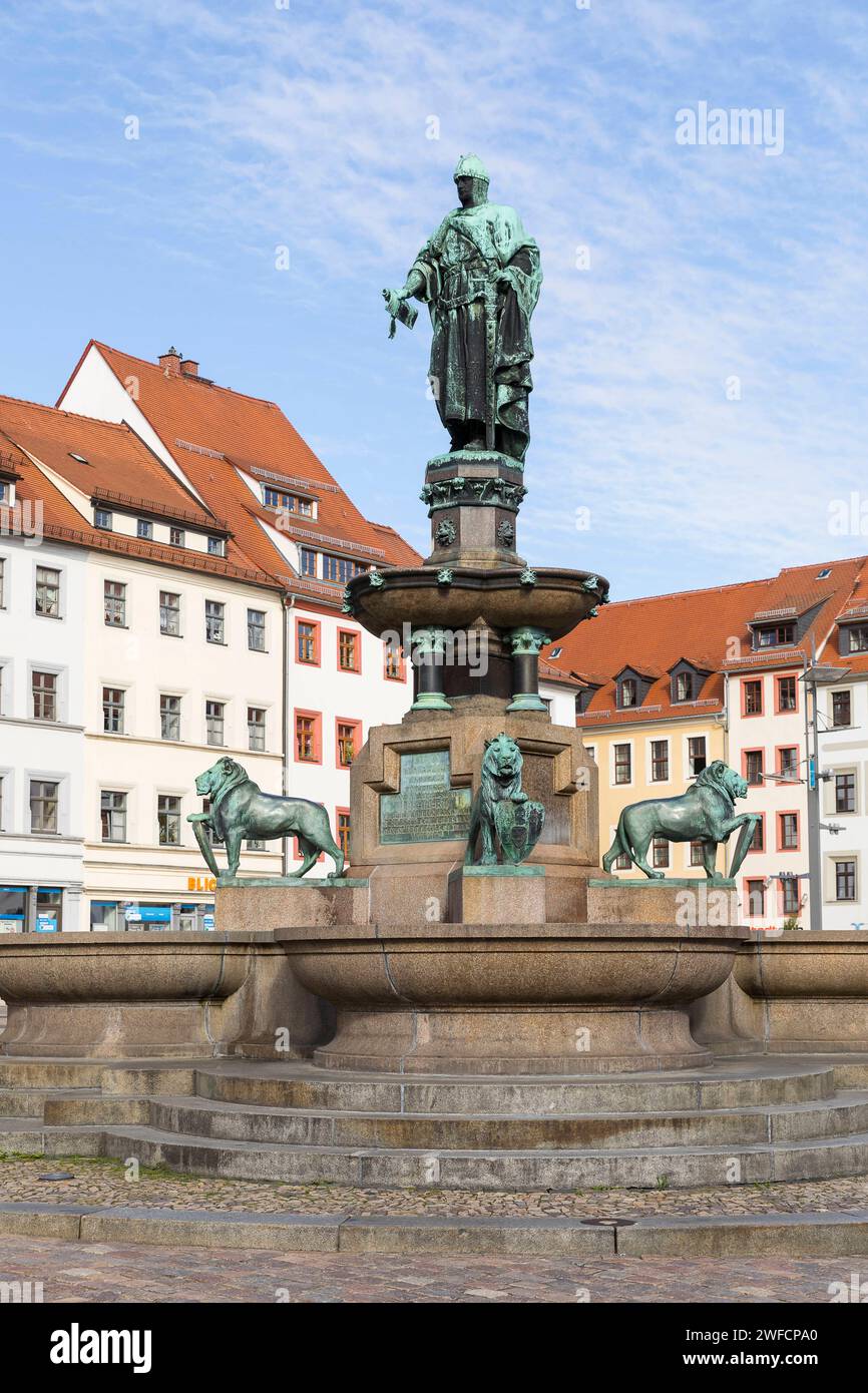 Brunnendenkmal mit Otto dem Reichen auf dem Obermarkt in Freiberg ...