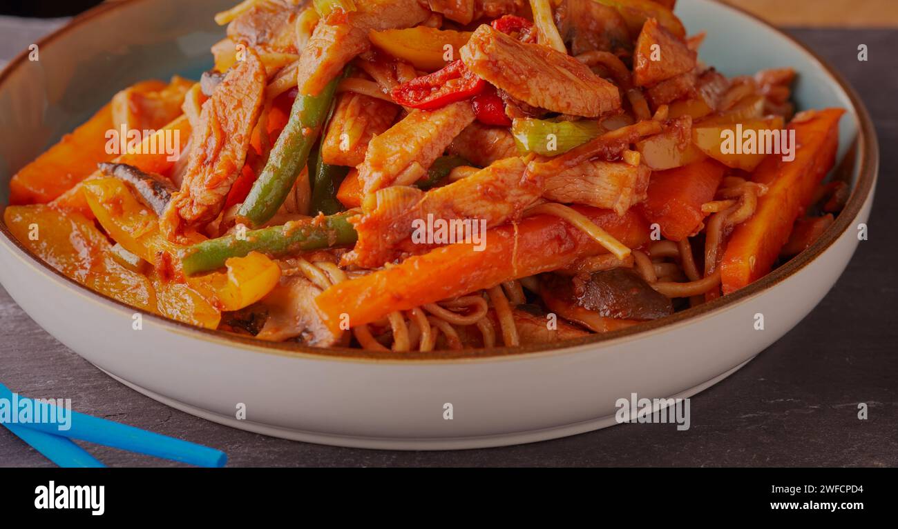 Chinese styled chicken stir fry with egg noodles Stock Photo - Alamy