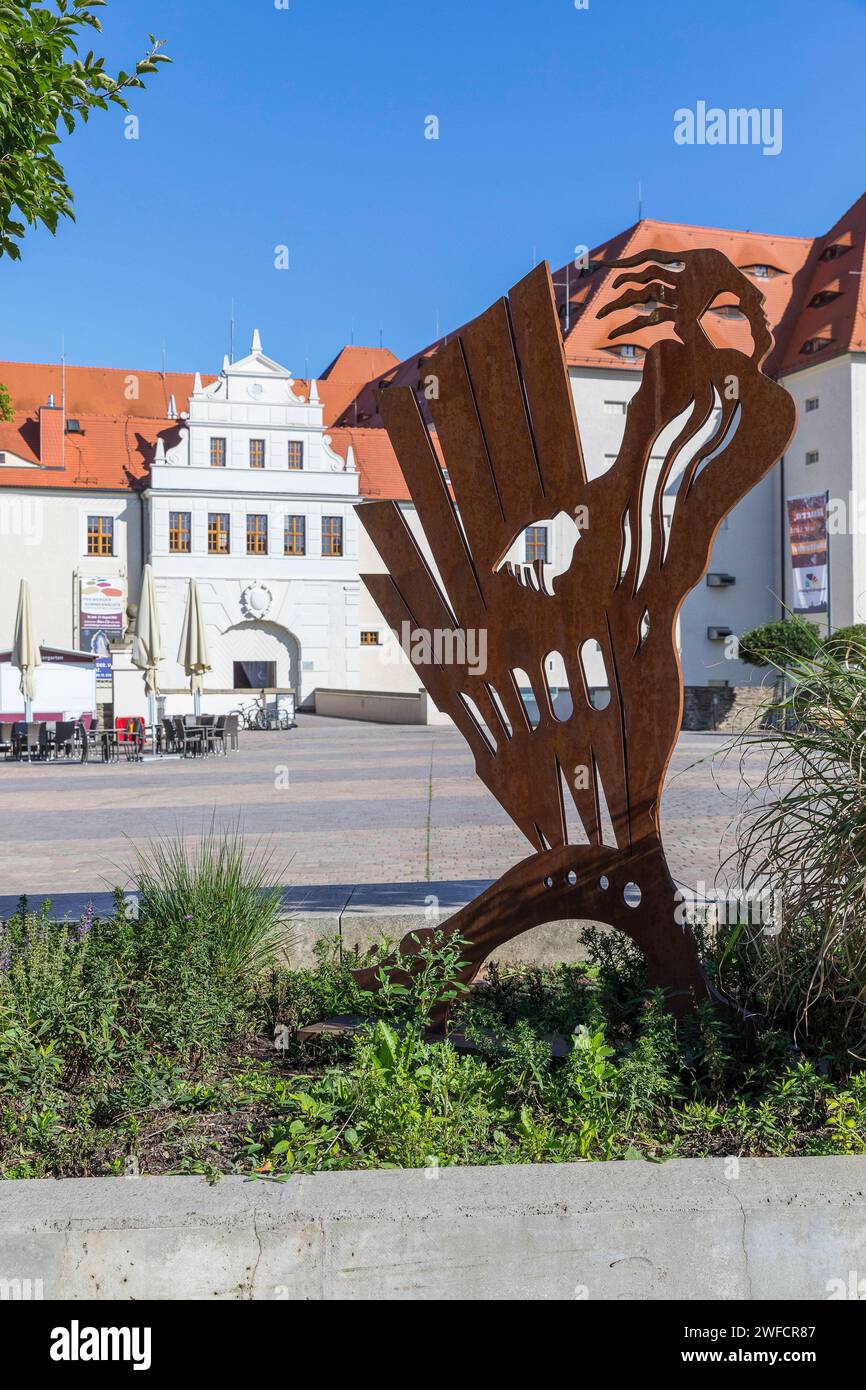 Skulptur auf dem Schlossplatz, im Hintergrund das Schloss Freudenstein, Freiberg, Sachsen, Deutschland *** Sculpture on the castle square, Freudenstei Stock Photo