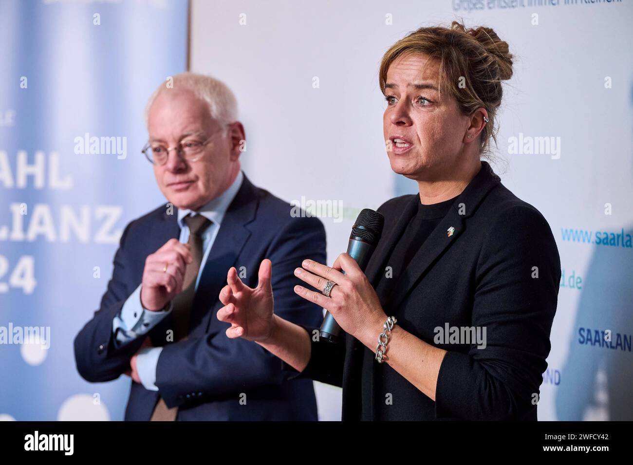 Jürgen Barke Wirtschaftsminister Saarland und Mona Neubaur Wirtschaftsministerin Nordrhein-Westfalen beim Pressestatement im Anschluss an das Treffen der Stahlallianz in der saarländischen Landesvertretung in Berlin. / Jürgen Barke Saarland Economics Minister and Mona Neubaur North Rhine-Westphalia Economics Minister at the press statement following the meeting of the Steel Alliance at the Saarland State Representation in Berlin. snapshot-photography/F.Boillot *** Jürgen Barke Saarland Economics Minister and Mona Neubaur North Rhine Westphalia Economics Minister at the press statement followin Stock Photo