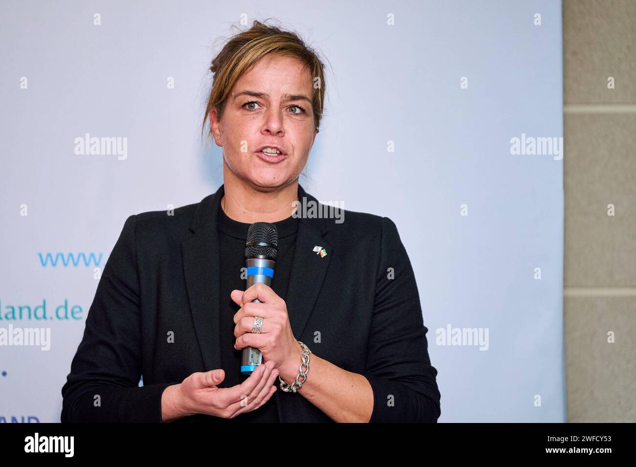 Mona Neubaur Wirtschaftsministerin Nordrhein-Westfalen beim Pressestatement im Anschluss an das Treffen der Stahlallianz in der saarländischen Landesvertretung in Berlin. / Mona Neubaur North Rhine-Westphalia Economics Minister at the press statement following the meeting of the Steel Alliance at the Saarland State Representation in Berlin. snapshot-photography/F.Boillot *** Mona Neubaur North Rhine Westphalia Economics Minister at the press statement following the meeting of the Steel Alliance at the Saarland State Representation in Berlin Mona Neubaur North Rhine Westphalia Economics Ministe Stock Photo